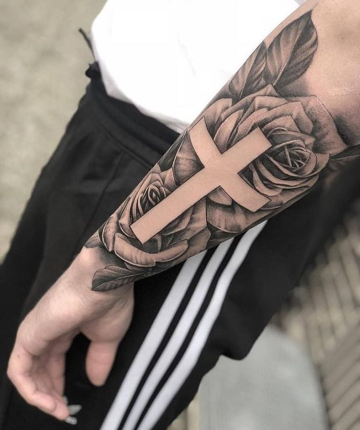 Featured image of post Tatuaje De Cruz En El Brazo Con Rosas