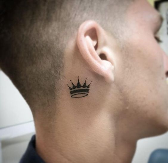 Featured image of post Tatuajes Para Hombres En El Cuello Corona